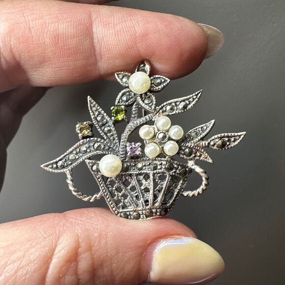 Vintage Solid sterling silver, faux pearl, marcasite and gemstone brooch/pin! - Picture 2 of 8